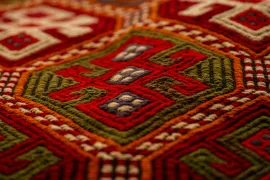 赤とオリーブ色と生成色の織物