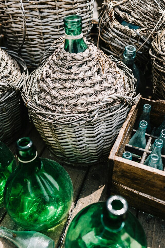 緑の瓶と大きなバスケットに入った瓶