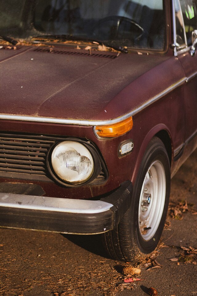 古い車のアップ