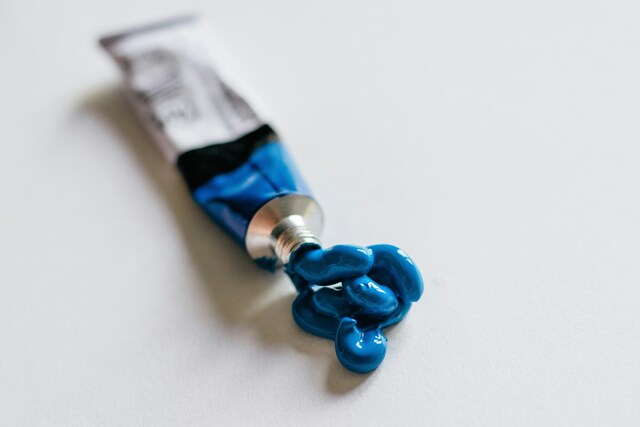 チューブから出された青い絵の具