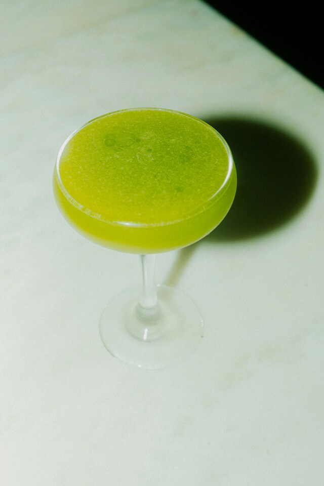 黄緑色のカクテル