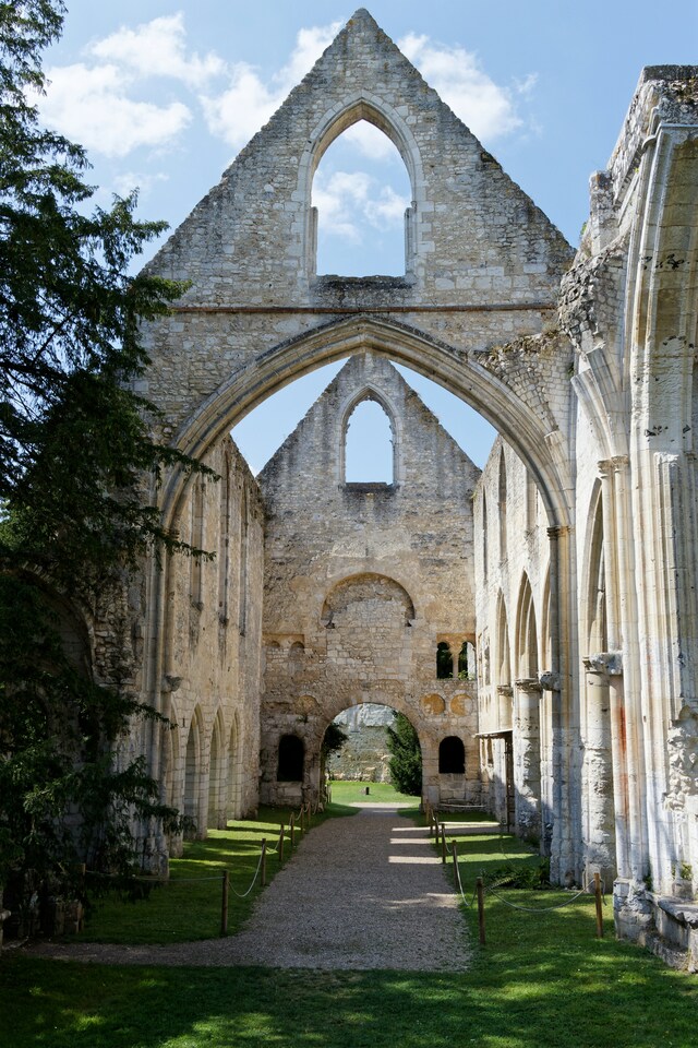 古い修道院と石造りの通路