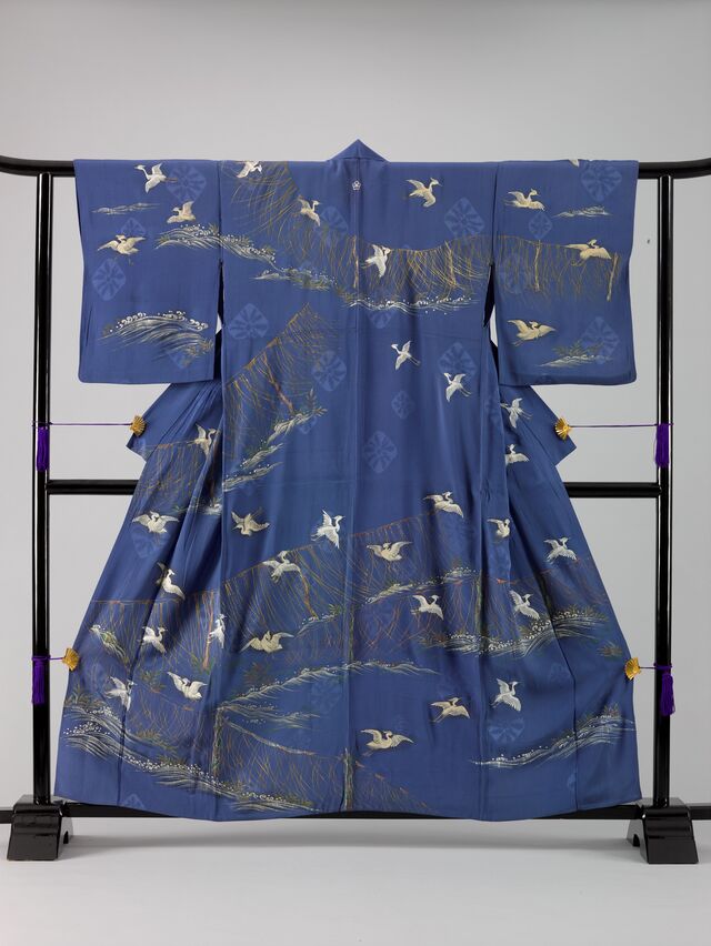 訪問着（紺地錦紗鷺流水文）を広げた様子