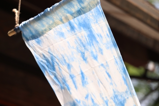 光に透ける薄い藍染
