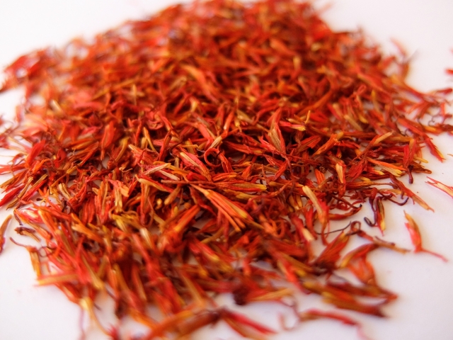 乾燥した紅花の花びら