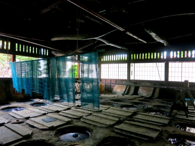 藍染の甕と染めた後の布