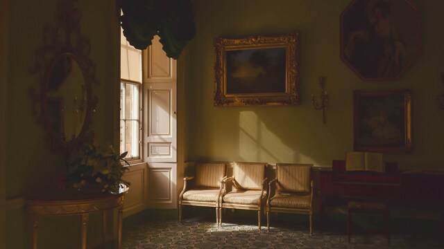 クラシックな家具が置かれた薄暗い部屋