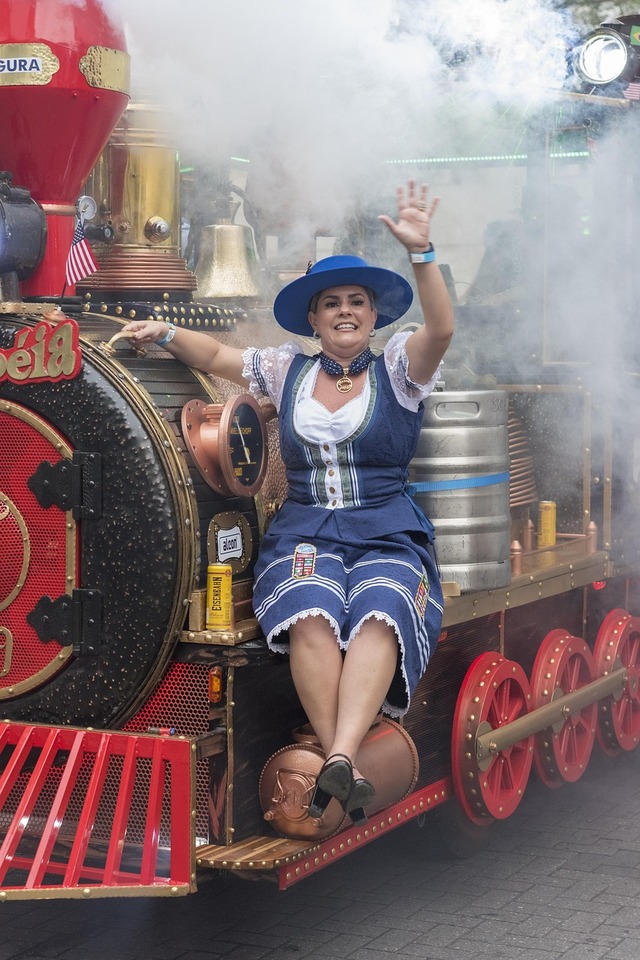 手を振るチロリアン衣装を着た女性