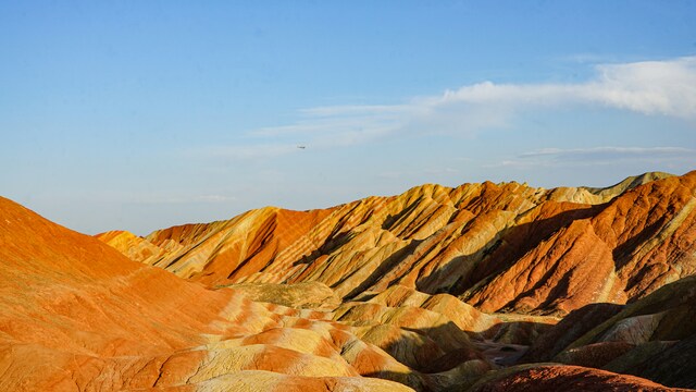 澄み切った青空の下の丘陵