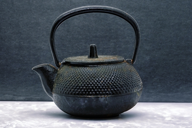 横から見た鉄瓶